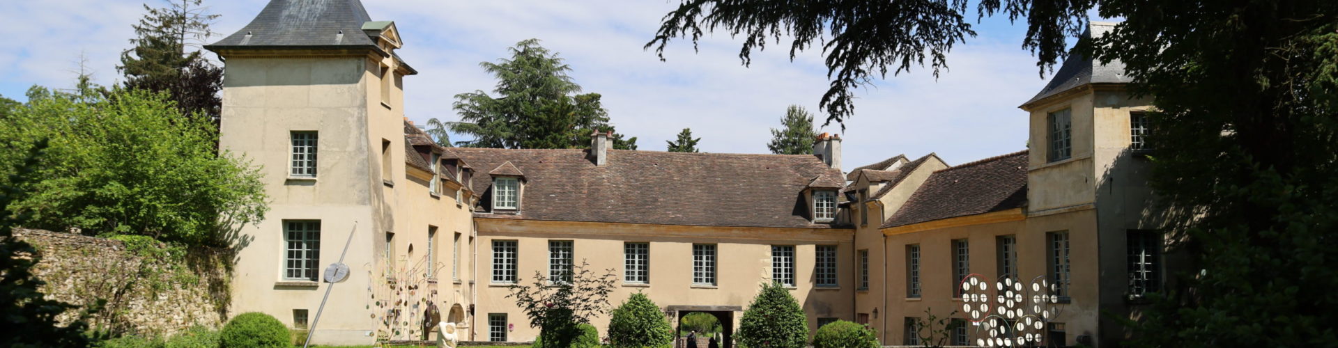 Musée au loin avec jardin